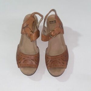 Earth Women's Brown Sandals with Cutout Design Size 8.5M